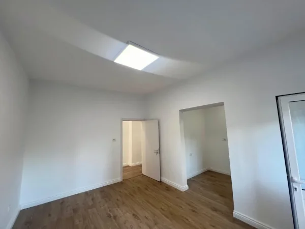Tirane, jepet me qera zyre Kati 3, 110 m² 900 € (rruga sami frasheri)