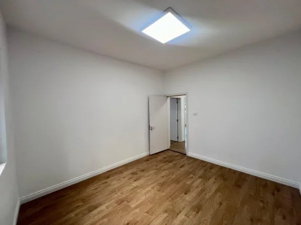 Tirane, jepet me qera zyre Kati 3, 110 m² 900 € (rruga sami frasheri)