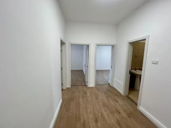 Tirane, jepet me qera zyre Kati 3, 110 m² 900 € (rruga sami frasheri)