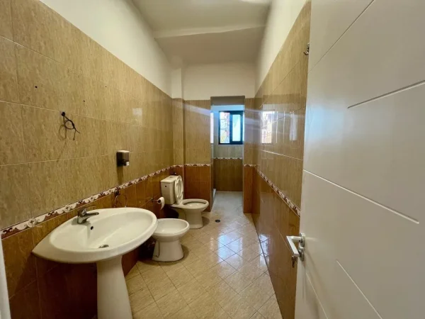 Tirane, jepet me qera zyre Kati 3, 110 m² 900 € (rruga sami frasheri)