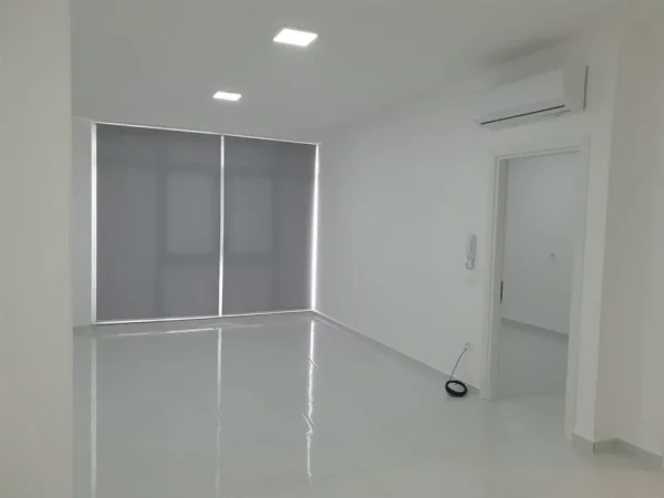 Tirane, jap me qera zyre Kati 2, 105 m² 900 € (Komuna e Parisit, Kompleksi Kika)