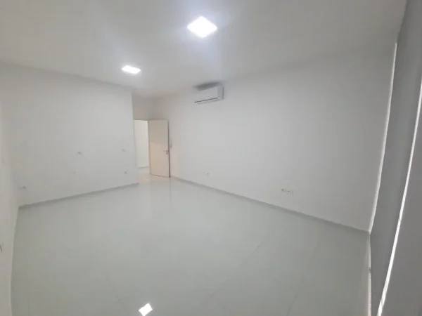 Tirane, jap me qera zyre Kati 2, 105 m² 900 € (Komuna e Parisit, Kompleksi Kika)