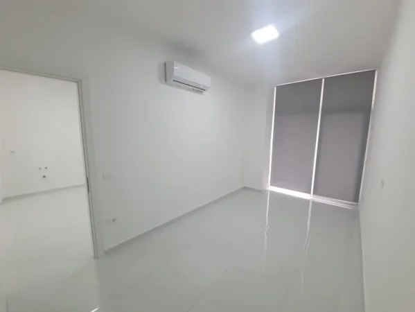 Tirane, jap me qera zyre Kati 2, 105 m² 900 € (Komuna e Parisit, Kompleksi Kika)