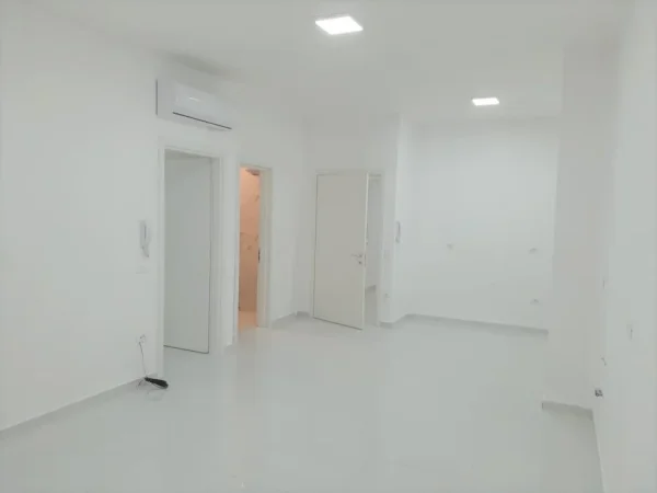 Tirane, jap me qera zyre Kati 2, 105 m² 900 € (Komuna e Parisit, Kompleksi Kika)