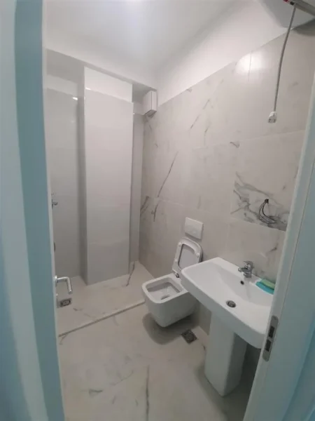 Tirane, jap me qera zyre Kati 2, 105 m² 900 € (Komuna e Parisit, Kompleksi Kika)