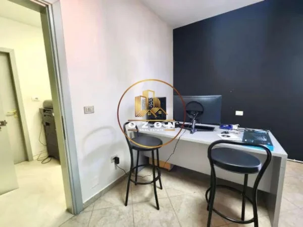 Zyrë me Qira tek Sheshi Wilson , Buzë Rruge !