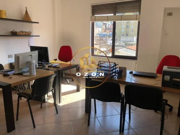 Zyrë me Qira tek Sheshi Wilson , Buzë Rruge !