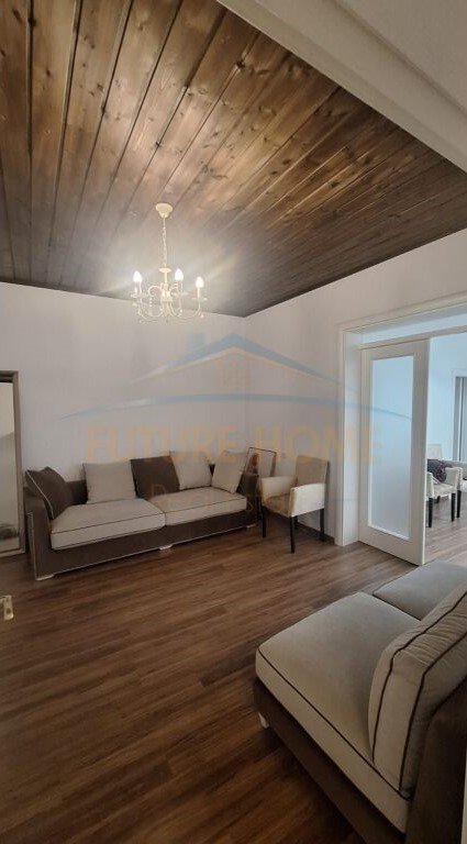 Shitet, Shtëpi Privat , Prane Bashkise, Vlorë.RV43024