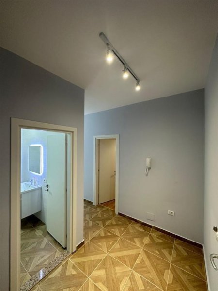 Tirane, jepet me qera apartament 2+1 Kati 7, 75 m² 500 € (Rruga 5 Maj)