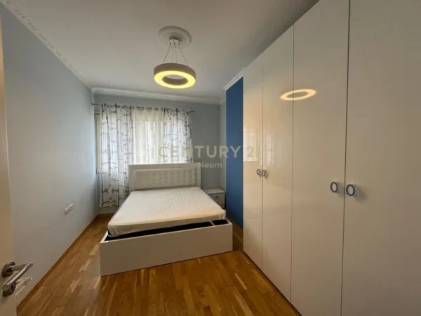 Tirane, jepet me qera apartament 2+1 Kati 4, 99 m² 600 € (astir)