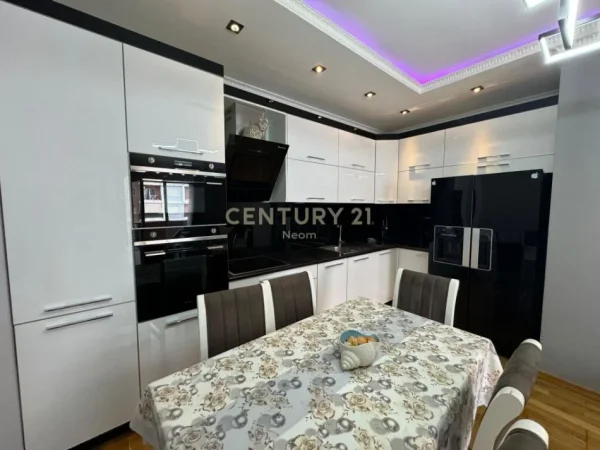 Tirane, jepet me qera apartament 2+1 Kati 4, 99 m² 600 € (astir)