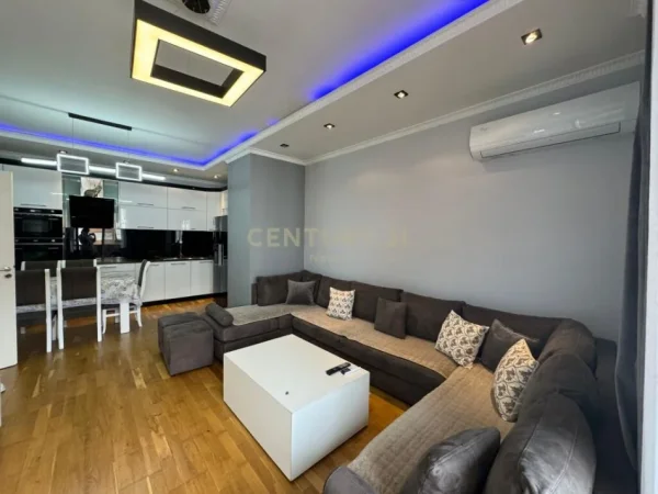 Tirane, jepet me qera apartament 2+1 Kati 4, 99 m² 600 € (astir)