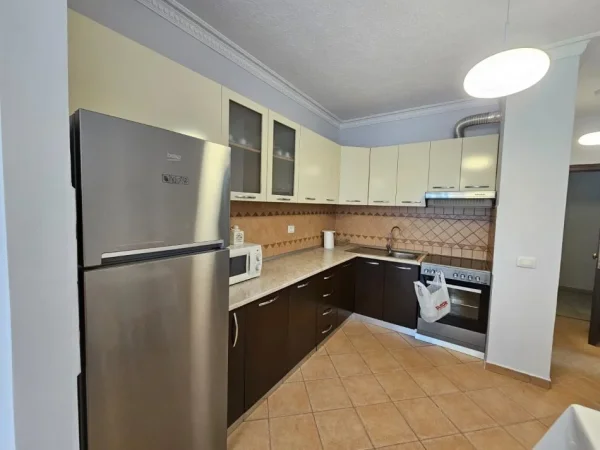 Tirane, jepet me qera apartament 2+1+Ballkon Kati 6, 101 m² 700 € (Rruga Myslym Shyri)
