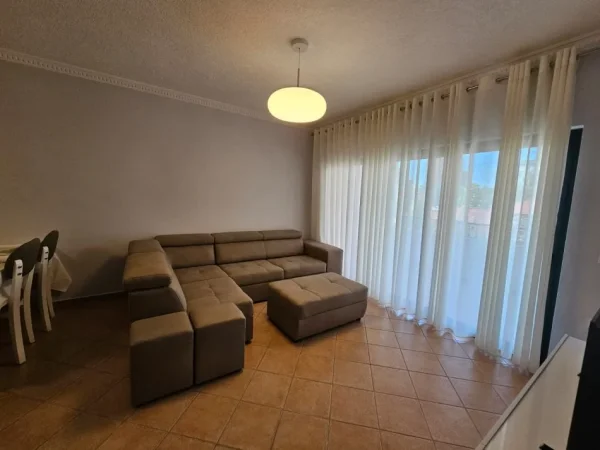 Tirane, jepet me qera apartament 2+1+Ballkon Kati 6, 101 m² 700 € (Rruga Myslym Shyri)