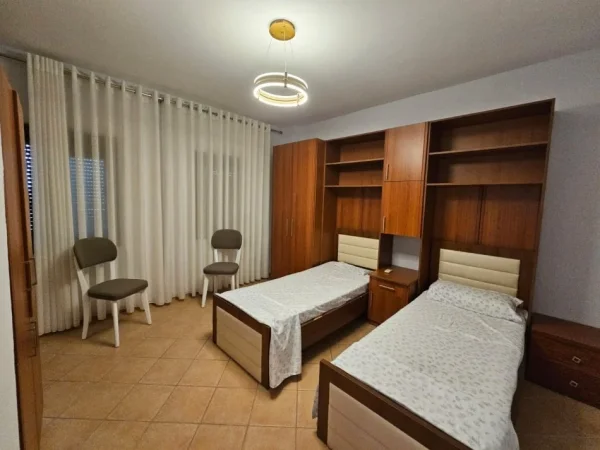 Tirane, jepet me qera apartament 2+1+Ballkon Kati 6, 101 m² 700 € (Rruga Myslym Shyri)