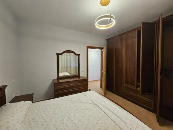 Tirane, jepet me qera apartament 2+1 Kati 3, 117 m² 700 € (Rruga Himë Kolli Tiranë,Shqipëria)