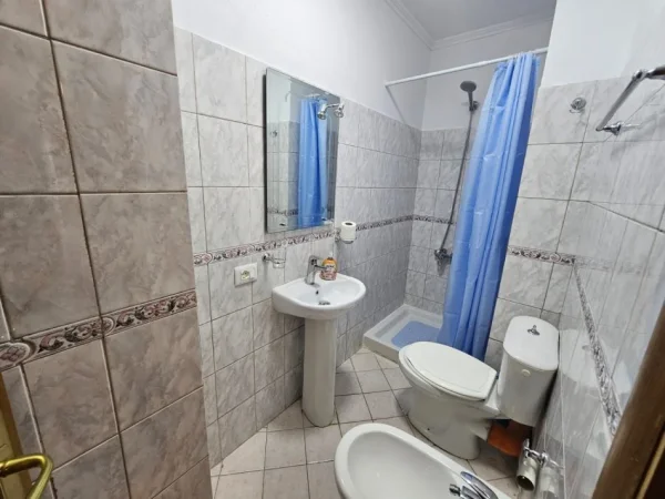 Tirane, jepet me qera apartament 2+1 Kati 3, 117 m² 700 € (Rruga Himë Kolli Tiranë,Shqipëria)