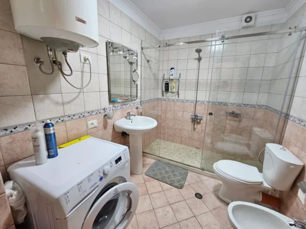 Tirane, jepet me qera apartament 2+1 Kati 3, 117 m² 700 € (Rruga Himë Kolli Tiranë,Shqipëria)