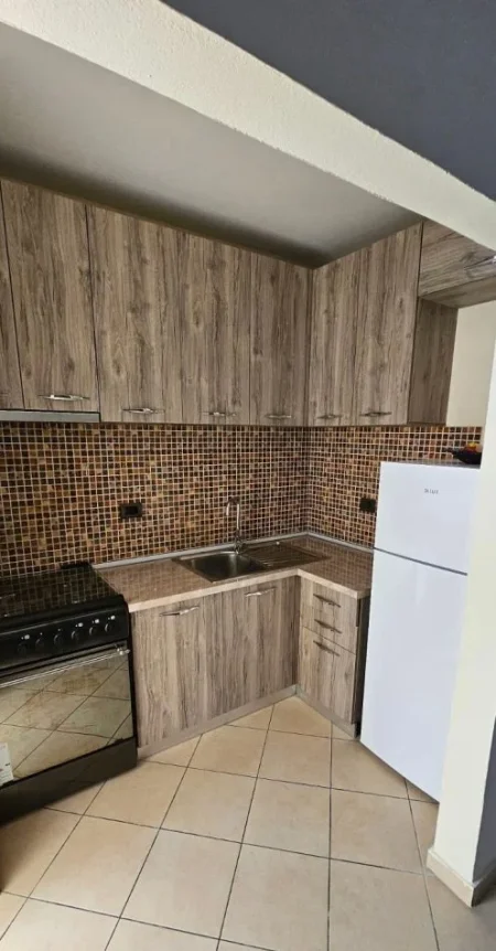 Tirane, jepet me qera apartament 2+1 Kati 1, 77 m² 400 € (Rruga Xhanfize Keko)