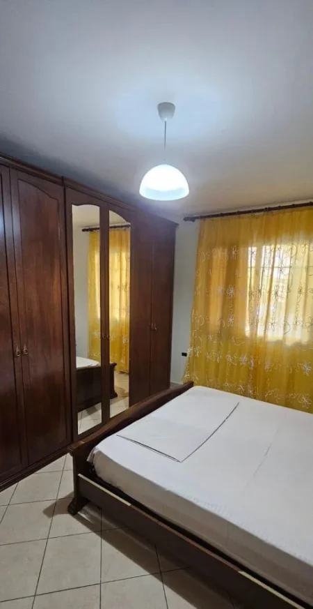 Tirane, jepet me qera apartament 2+1 Kati 1, 77 m² 400 € (Rruga Xhanfize Keko)