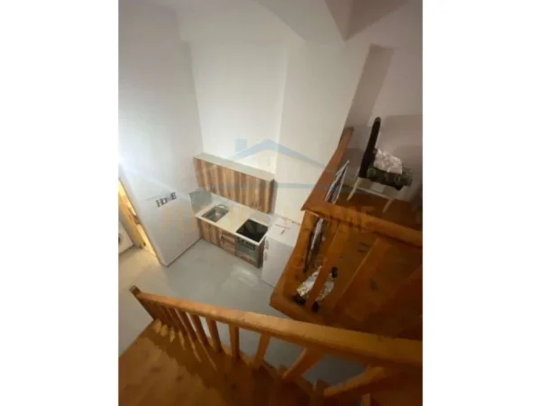 Tirane, jepet me qera apartament duplex 1+1 Kati 0, 50 m² 300 € (Pranë Ozon,Unaza e Re,Tiranë.)