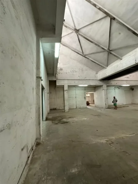 Tirane, jepet me qera magazine Kati 0, 330 m² 1.000 € (Kombinat)