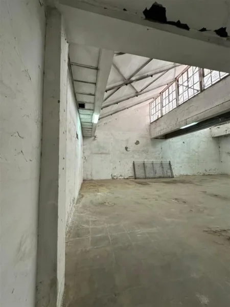 Tirane, jepet me qera magazine Kati 0, 330 m² 1.000 € (Kombinat)