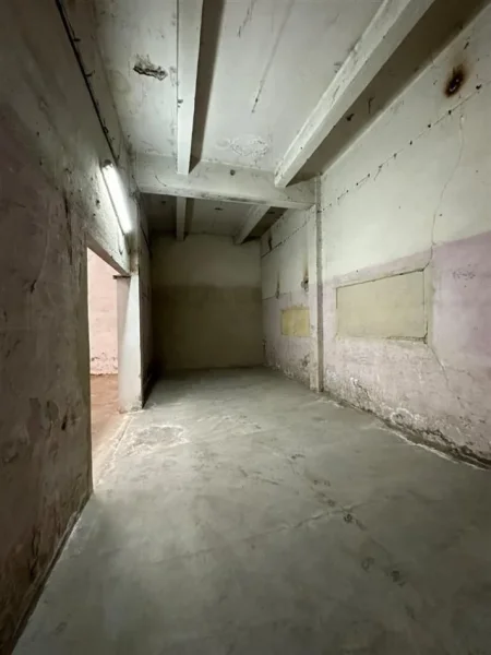 Tirane, jepet me qera magazine Kati 0, 330 m² 1.000 € (Kombinat)