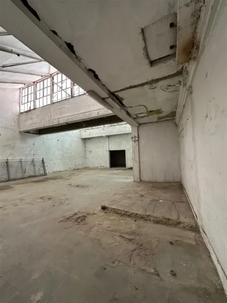 Tirane, jepet me qera magazine Kati 0, 330 m² 1.000 € (Kombinat)