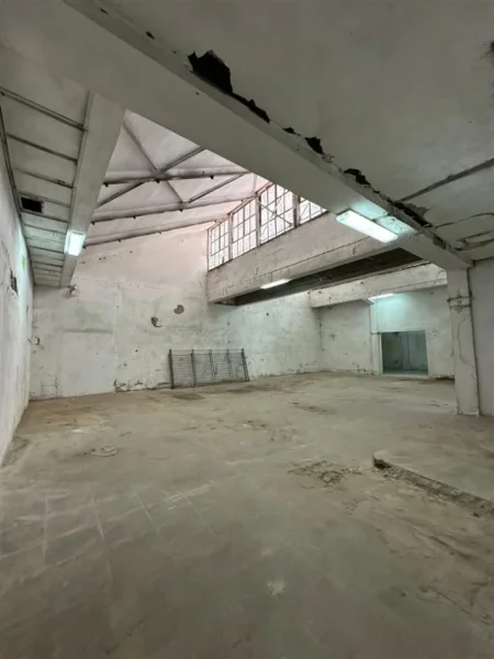 Tirane, jepet me qera magazine Kati 0, 330 m² 1.000 € (Kombinat)