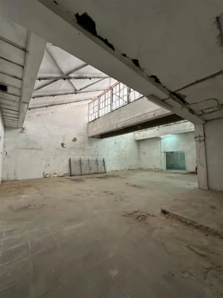 Tirane, jepet me qera magazine Kati 0, 330 m² 1.000 € (Kombinat)