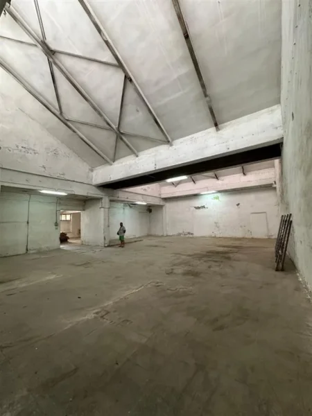 Tirane, jepet me qera magazine Kati 0, 330 m² 1.000 € (Kombinat)