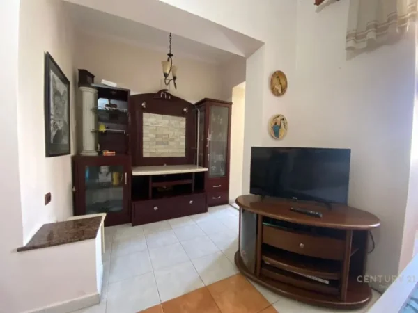 Tirane, jepet me qera apartament 1+1 Kati 3, 58 m² 450 € (Rruga Dibres)