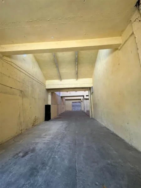 Tirane, jepet me qera magazine Kati 0, 404 m² 1.280 € (Kombinat)