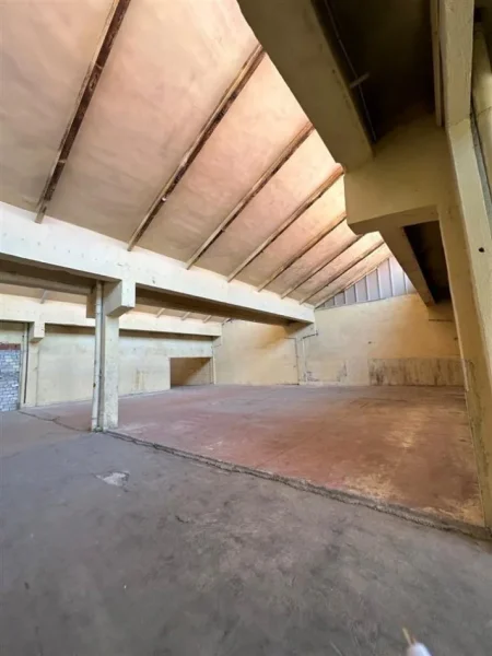 Tirane, jepet me qera magazine Kati 0, 404 m² 1.280 € (Kombinat)