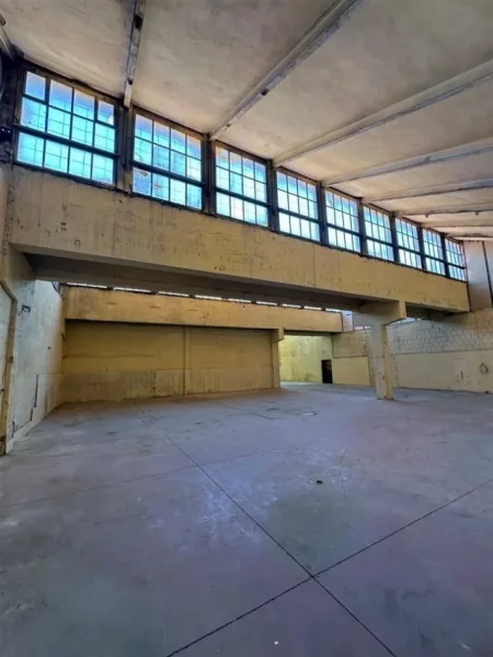 Tirane, jepet me qera magazine Kati 0, 404 m² 1.280 € (Kombinat)