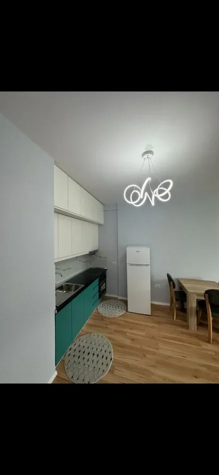 Tirane, jepet me qera apartament 2+1 Kati 7, 75 m² 500 € (Rr. 5 Maj)