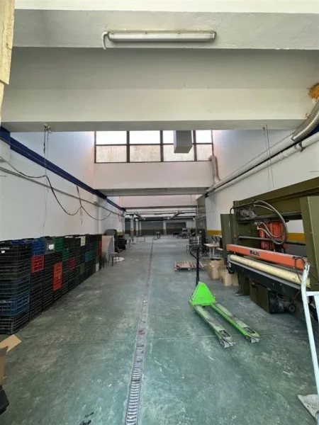 Tirane, jepet me qera magazine Kati 0, 800 m² 2.500 € (Kombinat)