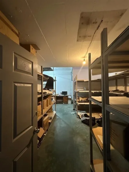 Tirane, jepet me qera magazine Kati 0, 800 m² 2.500 € (Kombinat)