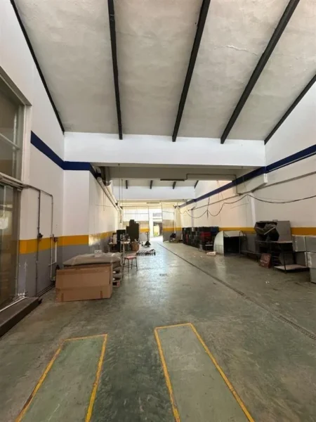 Tirane, jepet me qera magazine Kati 0, 800 m² 2.500 € (Kombinat)