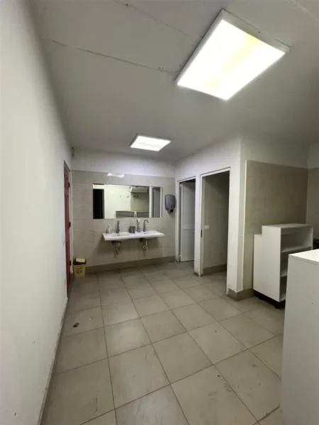 Tirane, jepet me qera magazine Kati 0, 800 m² 2.500 € (Kombinat)