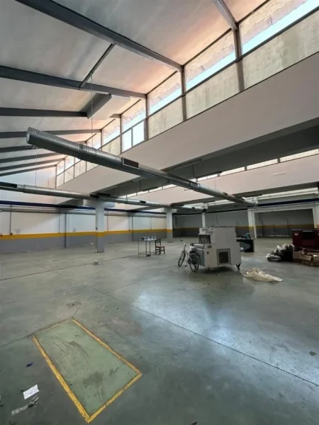 Tirane, jepet me qera magazine Kati 0, 800 m² 2.500 € (Kombinat)