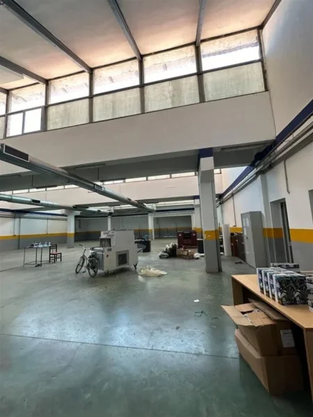 Tirane, jepet me qera magazine Kati 0, 800 m² 2.500 € (Kombinat)