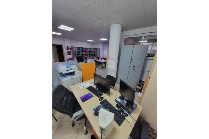 Tirane, jepet me qera ambjent biznesi Kati 1, 126 m² 1.200 € (Rruga &quot; Pjeter Bogdani&quot;)