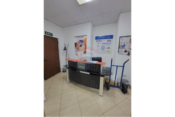 Tirane, jepet me qera ambjent biznesi Kati 1, 126 m² 1.200 € (Rruga &quot; Pjeter Bogdani&quot;)