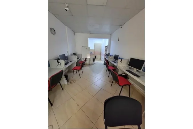 Tirane, jepet me qera ambjent biznesi Kati 1, 126 m² 1.200 € (Rruga " Pjeter Bogdani")