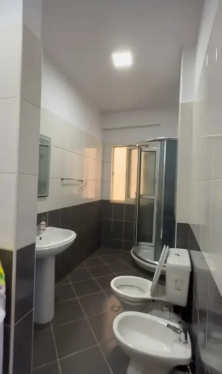 Tirane, jepet me qera apartament 2+1+Aneks+Ballkon Kati 2, 95 m² 450 € 