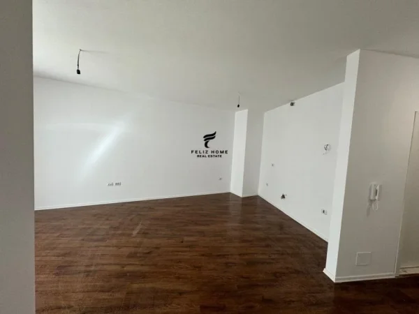 Tirane, jepet me qera apartament 2+1+Ballkon Kati 2, 95 m² 600 € (RRUGA E BARRIKADAVE)