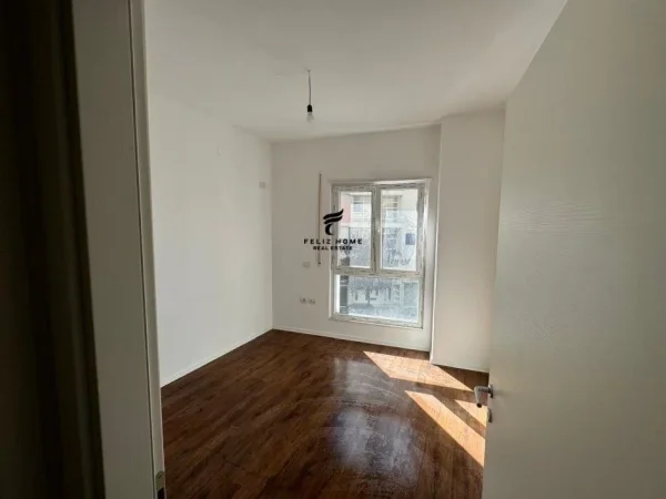 Tirane, jepet me qera apartament 2+1+Ballkon Kati 2, 95 m² 600 € (RRUGA E BARRIKADAVE)