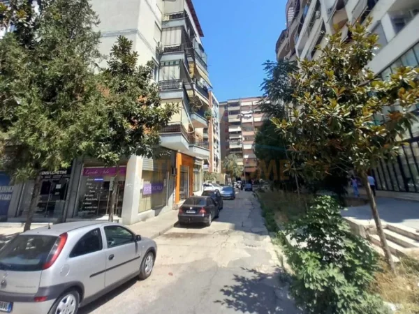 Tirane, jepet me qera 1+1 Kati 1, 97 m² 400 € (Astir)